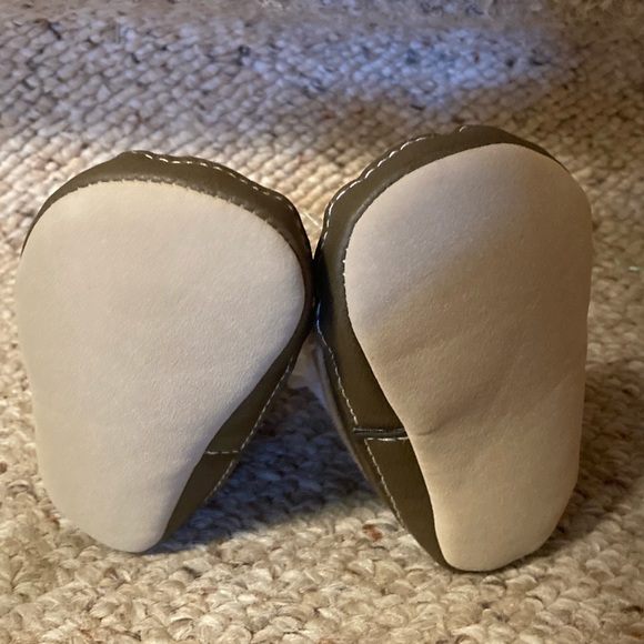 “Host Pick” Carter’s Brown & Beige Crib Duck Boots with Faux Sherpa Lining - Picture 7 of 8